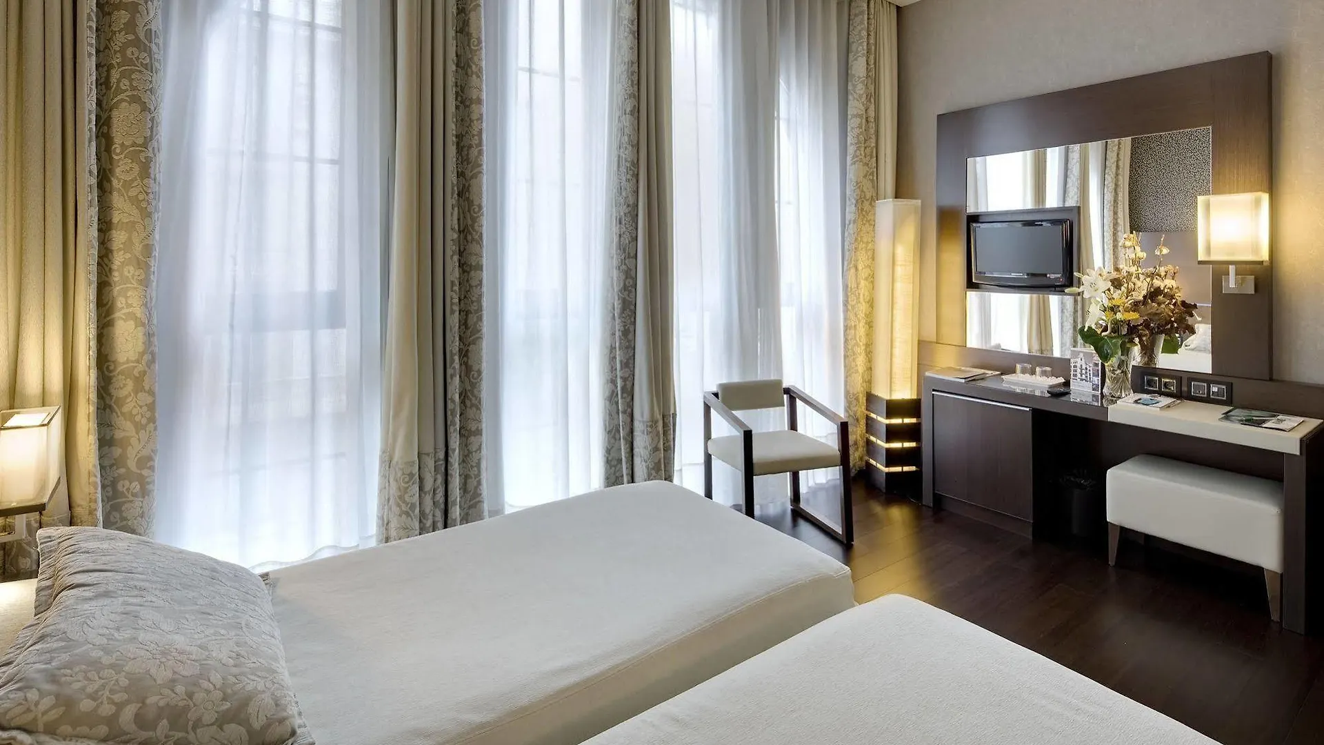 Barcelona Hotel Colonial 4*,